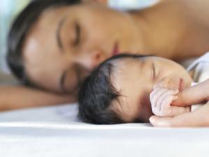Совместный сон родителей с новорожденным ребенком и грудничком: взвешиваем все «за и против Ребенок спит с мамой мнение комаровского